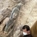 พระพุทธรูปแกะสลักด้วยหินบนผนังถ้ำ